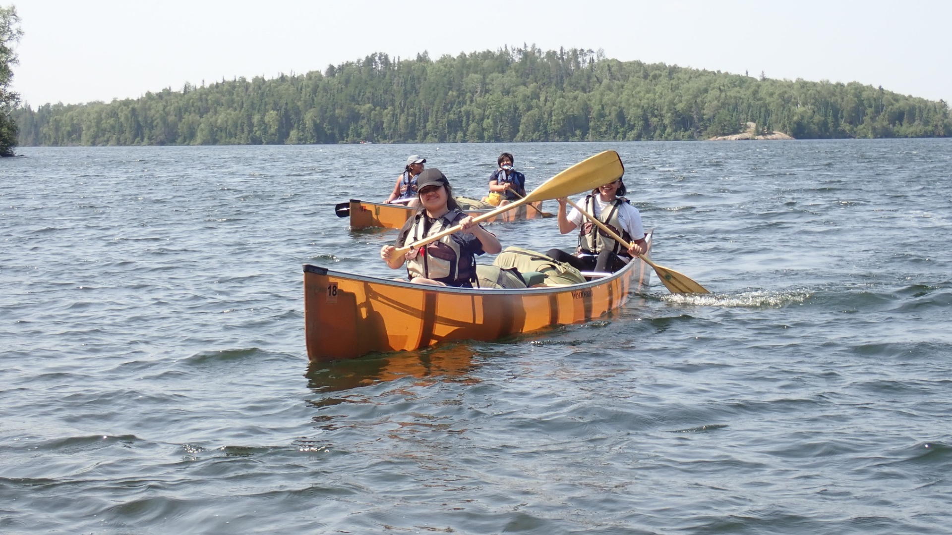 Teens canoe on a Chicago Voyagers adventure.