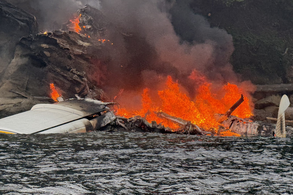 All Rescued! Seaplane Carrying 11 People Crashes, Catches Fire