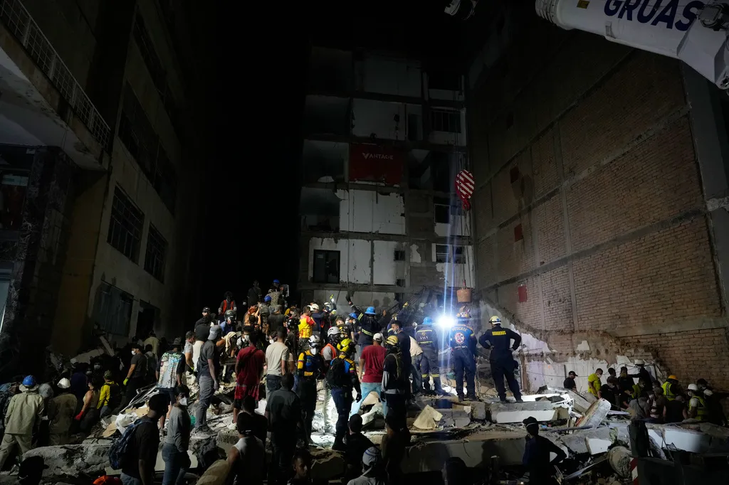 Rescue workers and residents search through the rubble after an earthquake struck Pereira, Colombia