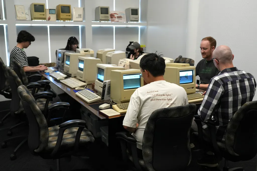 Attendees play on Apple Macintosh computers from the 1980s at the Vintage Computer Festival 