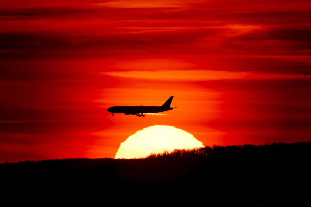Flight Attendants, Pilots, Have Highest Risk Dying From Radiation-Linked Cancers