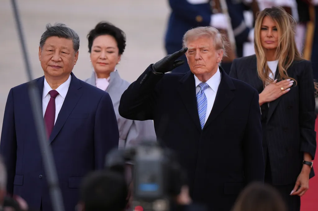 President Donald Trump and first lady Melania Trump greet Chinese President Xi Jinping and his wife Peng Liyuan