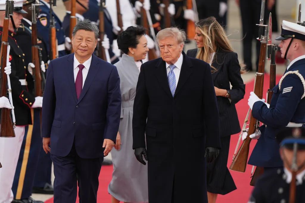 President Donald Trump and first lady Melania Trump greet Chinese President Xi Jinping and his wife Peng Liyuan as they arrive