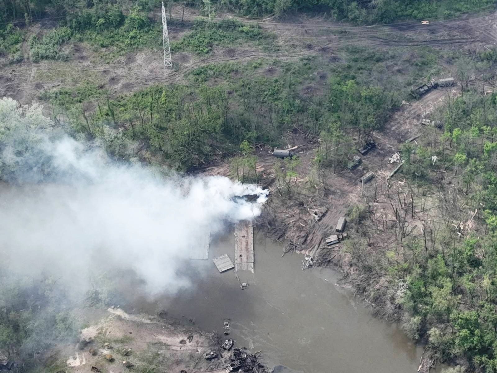 Russian losses as Ukraine demolishes pontoon bridge