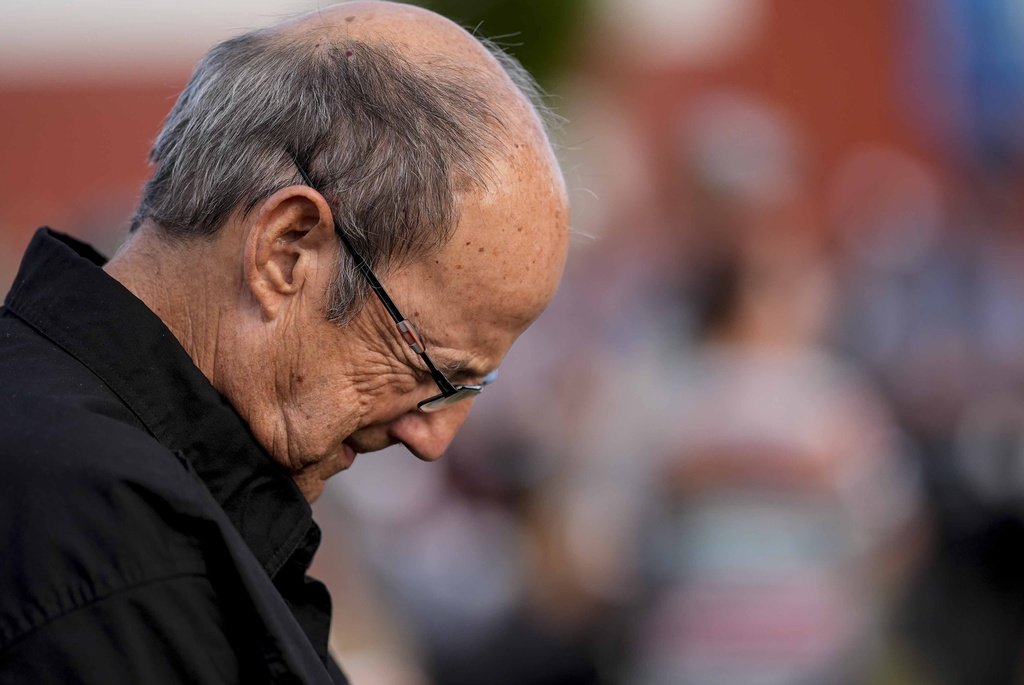 Dan Williamson prays during a candlelight vigil for the slain students and teachers at Apalachee High School